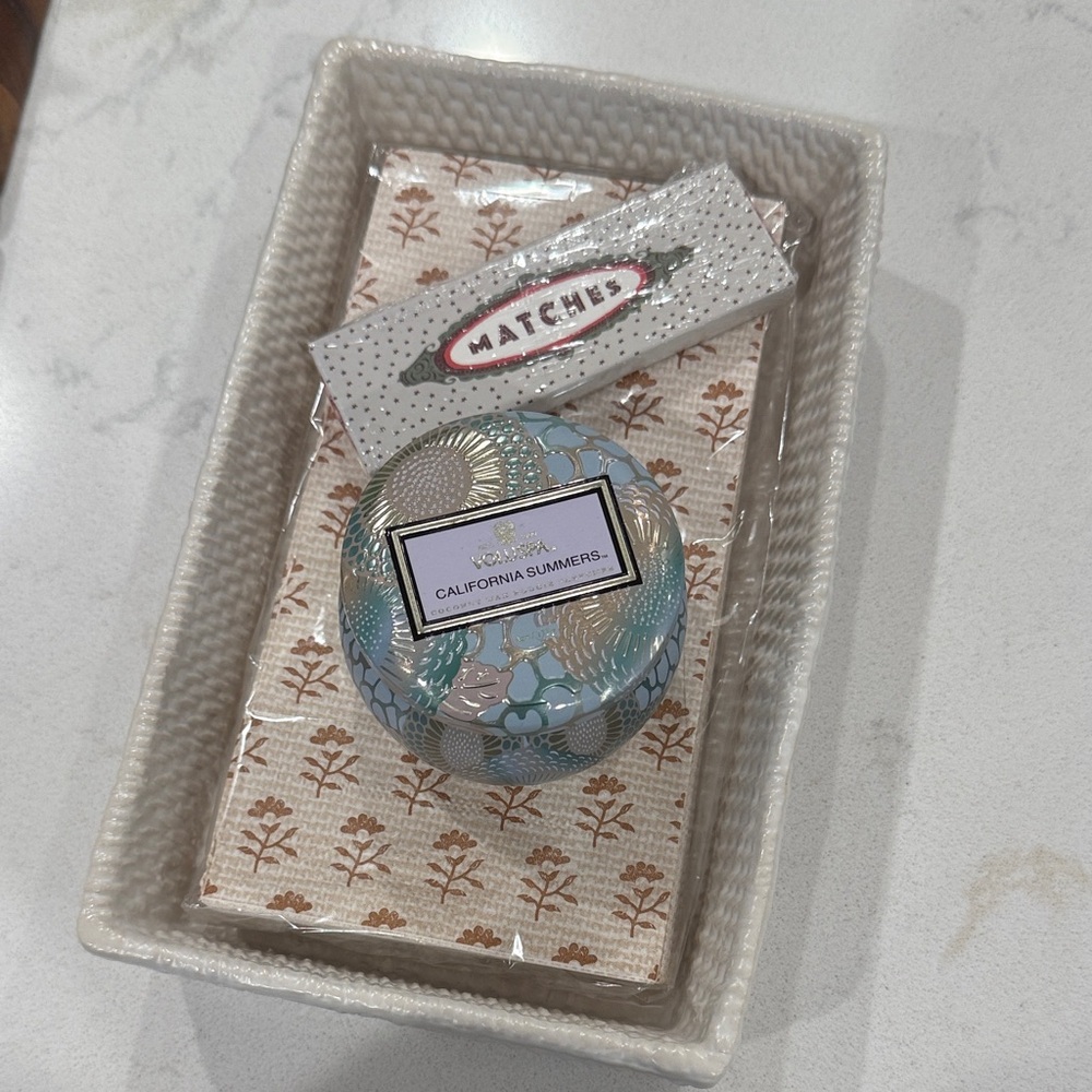 NWOT Beautiful Bathroom Set